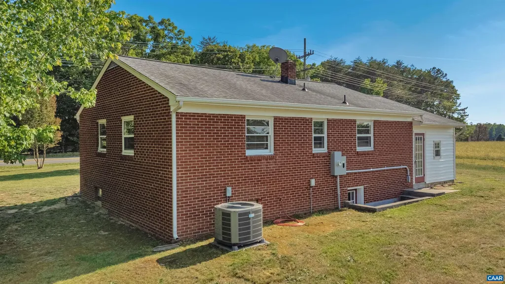 712 Fredericks Hall Road Bumpass VA 23024