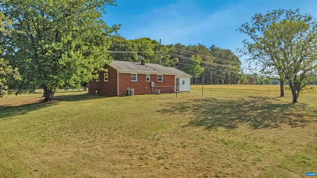 712 Fredericks Hall Road Bumpass VA 23024
