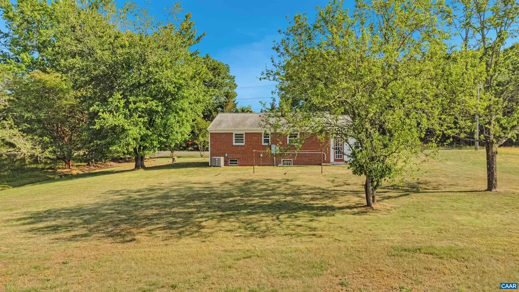 712 Fredericks Hall Road Bumpass VA 23024