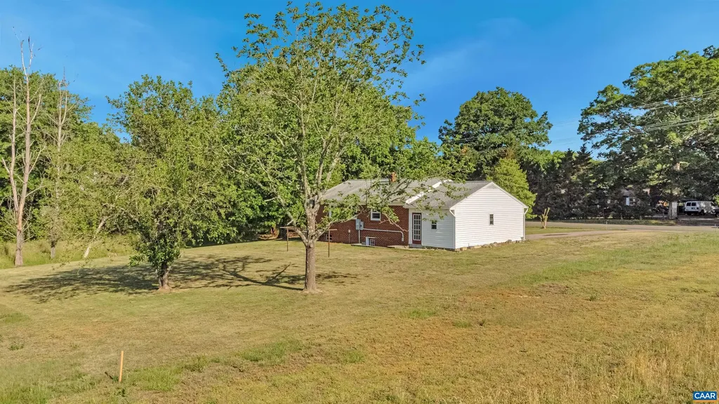 712 Fredericks Hall Road Bumpass VA 23024