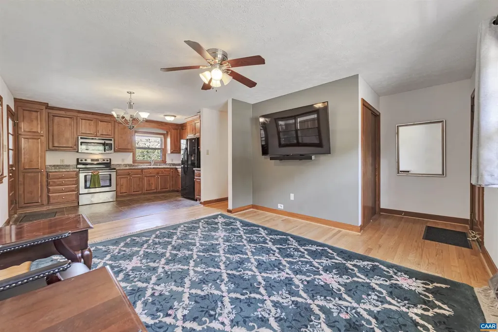 712 Fredericks Hall Road Bumpass VA 23024
