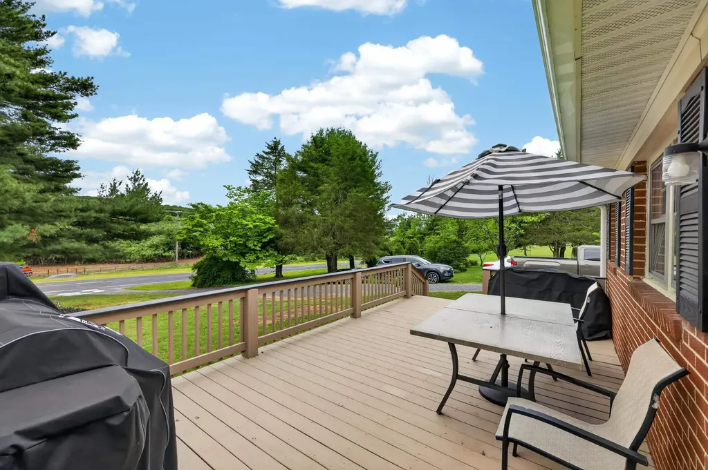 7827 Lee Highway N Raphine VA 24472