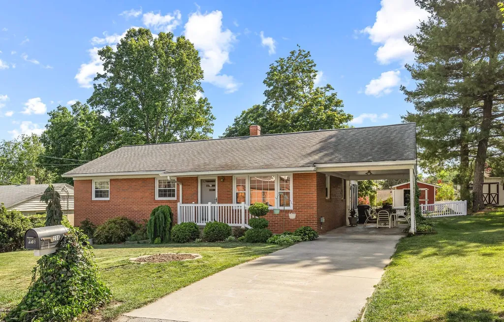208 Tuxedo Road Staunton VA 24401