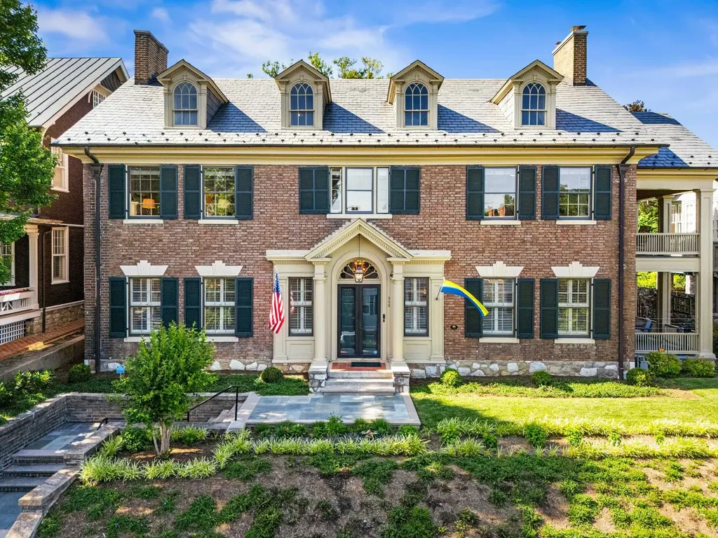305 Beverley Street E Staunton VA 24401