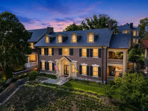 305 Beverley Street E Staunton VA 24401