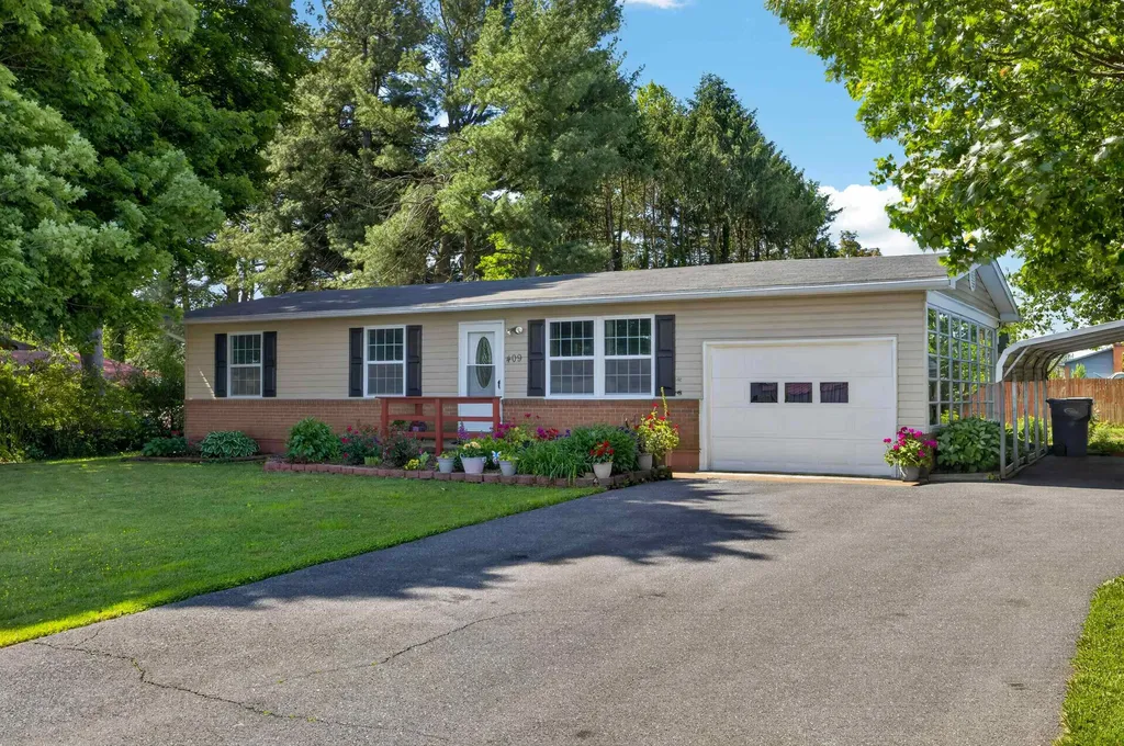 409 13th Street Grottoes VA 24441