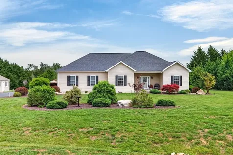 29 Kennedy Ridge Court Stuarts Draft VA 24477
