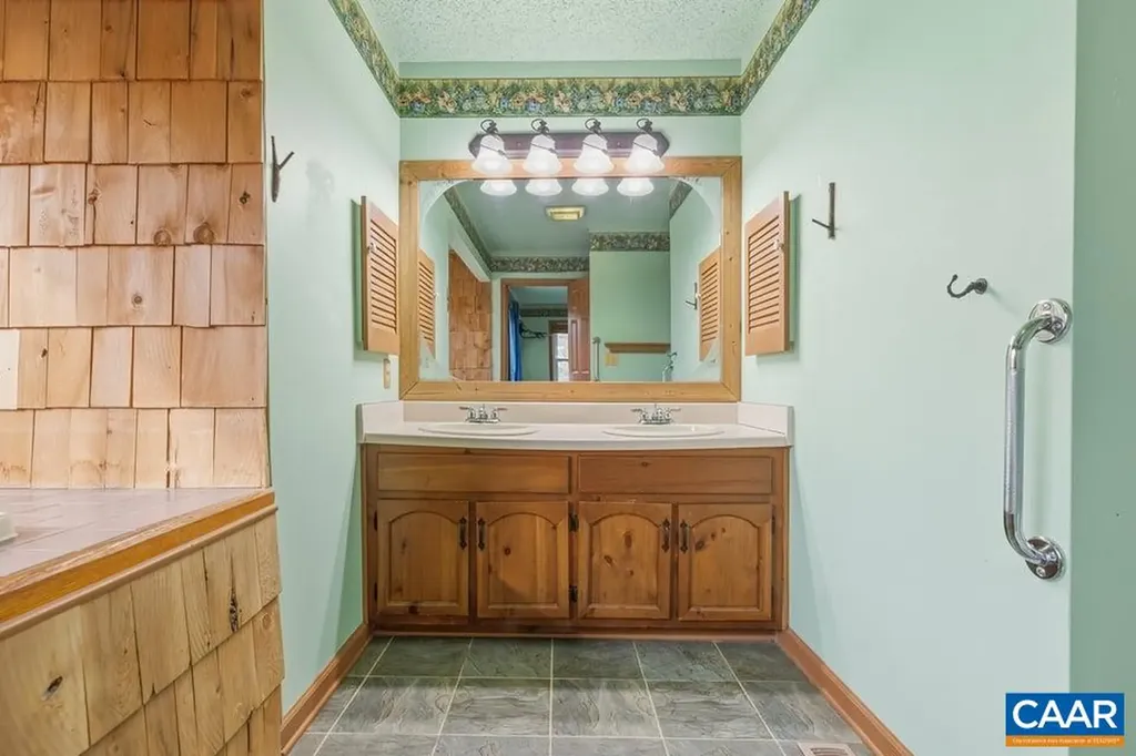 28 Out Of Bounds Road Palmyra VA 22963
