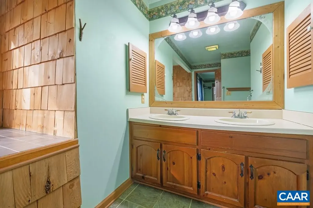 28 Out Of Bounds Road Palmyra VA 22963