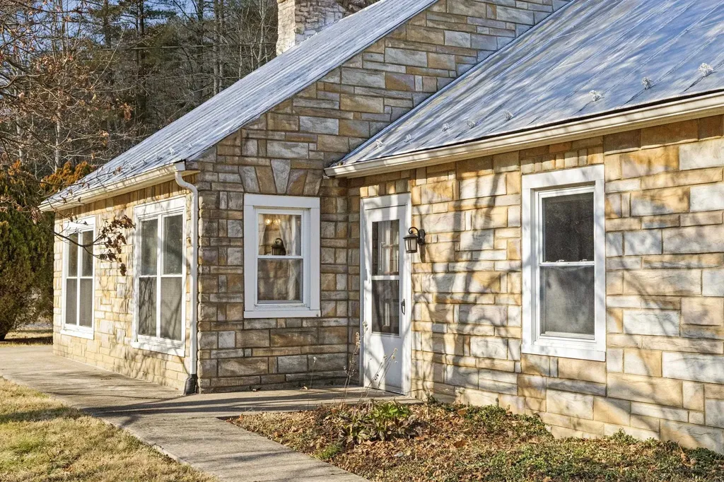 2193 Hankey Mountain Highway Churchville VA 24421