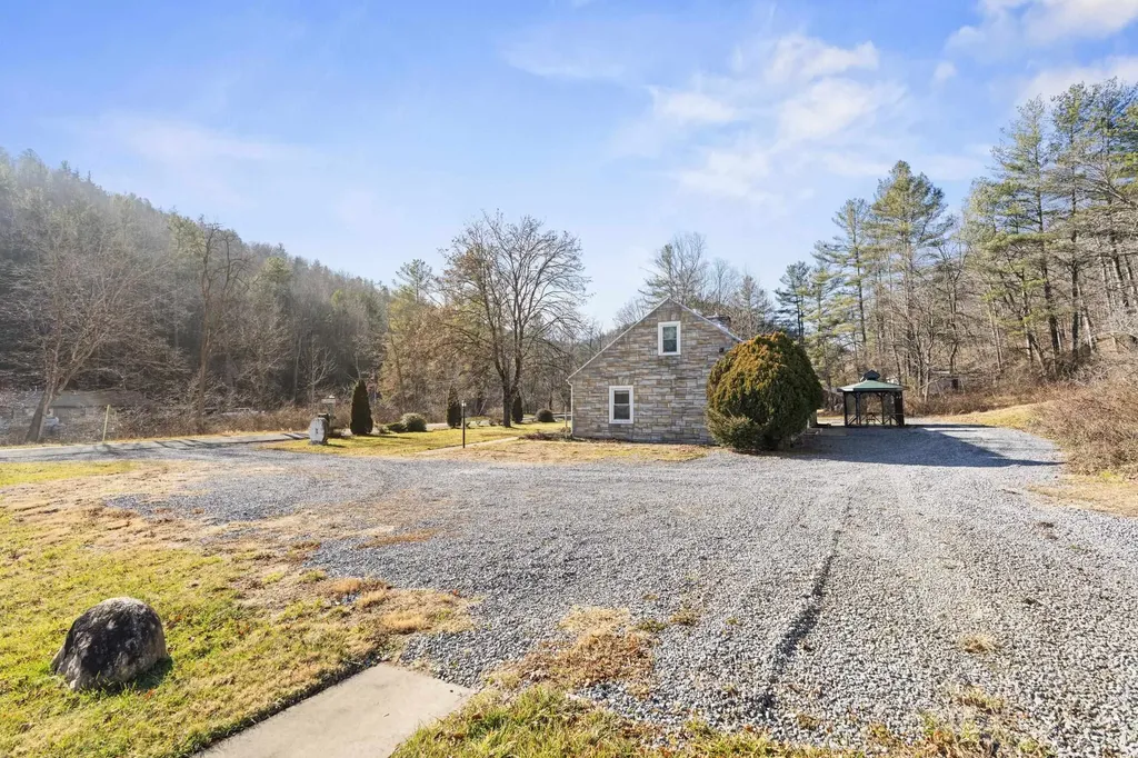 2193 Hankey Mountain Highway Churchville VA 24421
