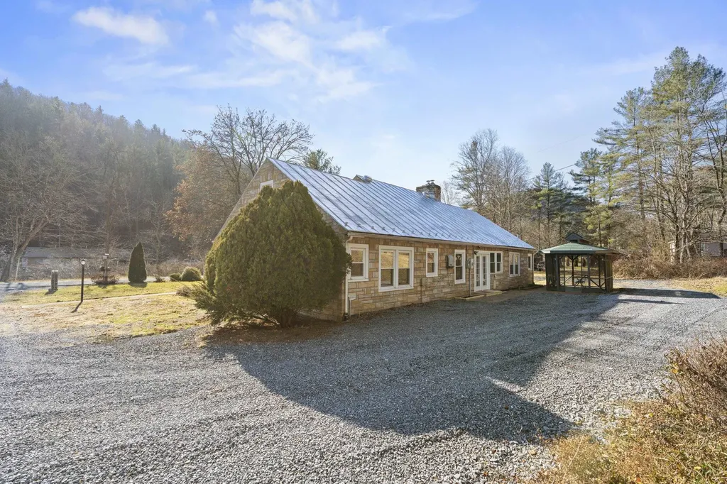 2193 Hankey Mountain Highway Churchville VA 24421