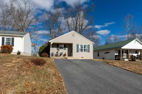 1625 D Street Waynesboro VA 22980