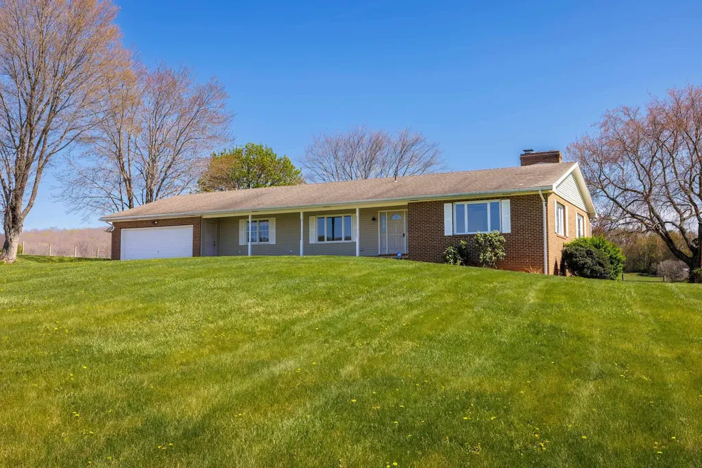 2834 Brownsburg Turnpike Raphine VA 24472