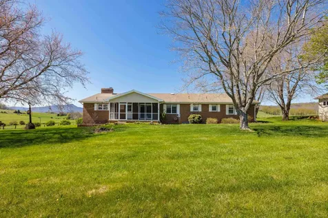 2834 Brownsburg Turnpike Raphine VA 24472