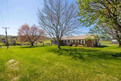 2834 Brownsburg Turnpike Raphine VA 24472