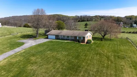 2834 Brownsburg Turnpike Raphine VA 24472