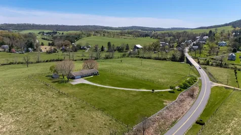 2834 Brownsburg Turnpike Raphine VA 24472