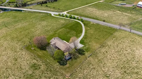 2834 Brownsburg Turnpike Raphine VA 24472