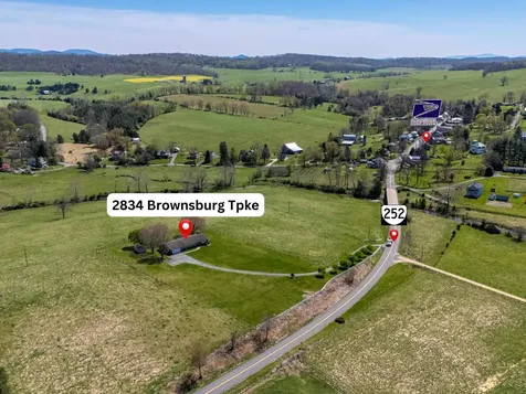 2834 Brownsburg Turnpike Raphine VA 24472