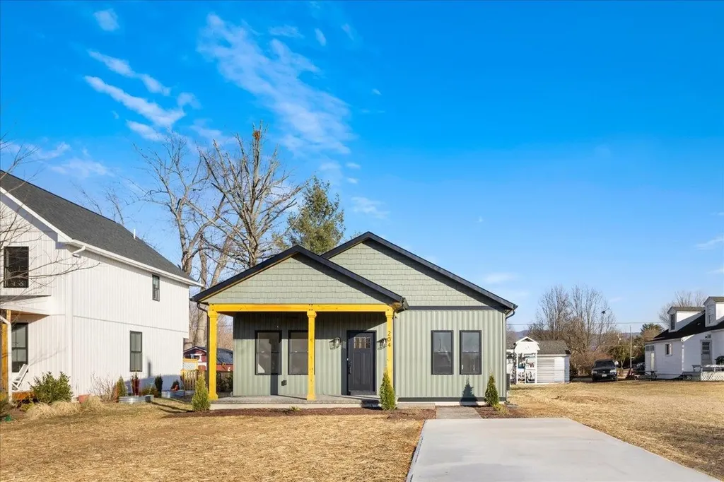 204 Lee Avenue Elkton VA 22827