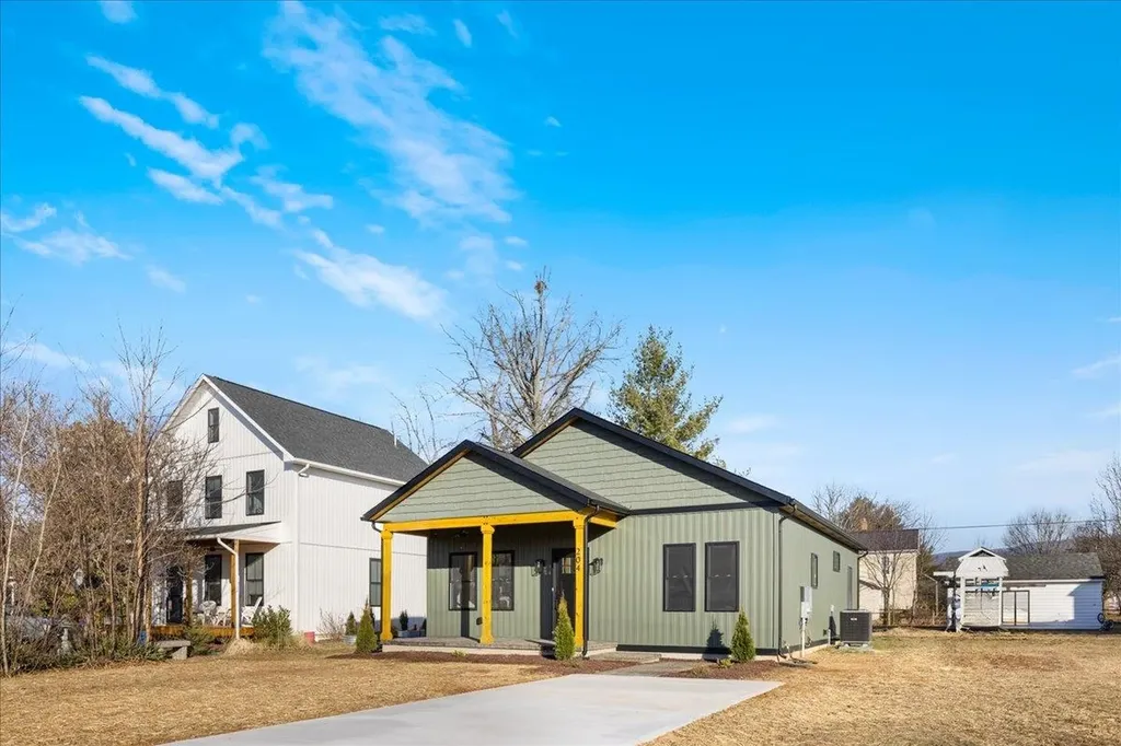 204 Lee Avenue Elkton VA 22827