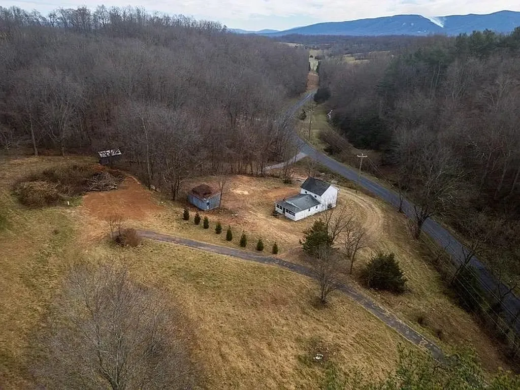 1099 Broadhead School Road Greenville VA 24440