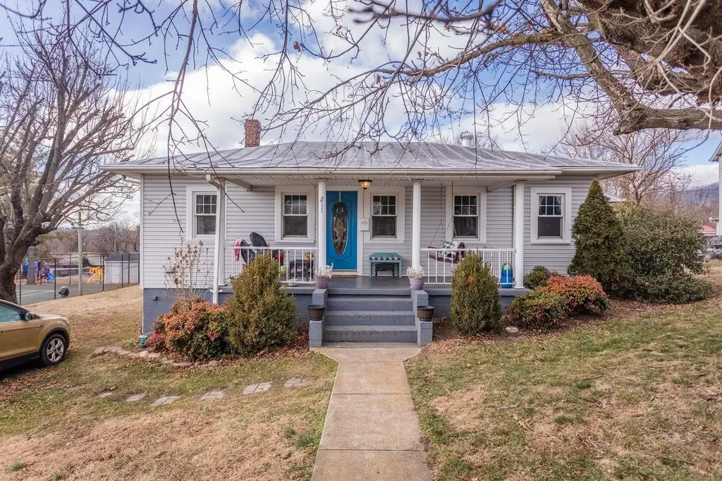 211 Second Street Shenandoah VA 22849