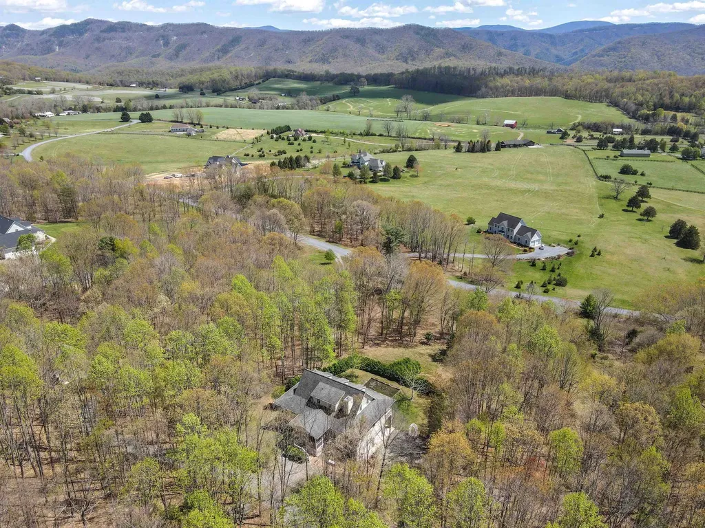 190 Henry Hill Drive Fairfield VA 24435