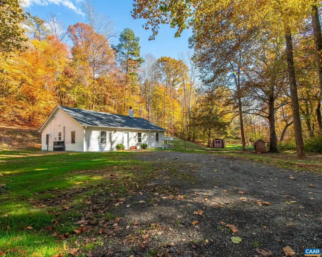 3189 James River Road Howardsville VA 24562