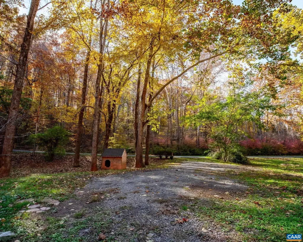 3189 James River Road Howardsville VA 24562