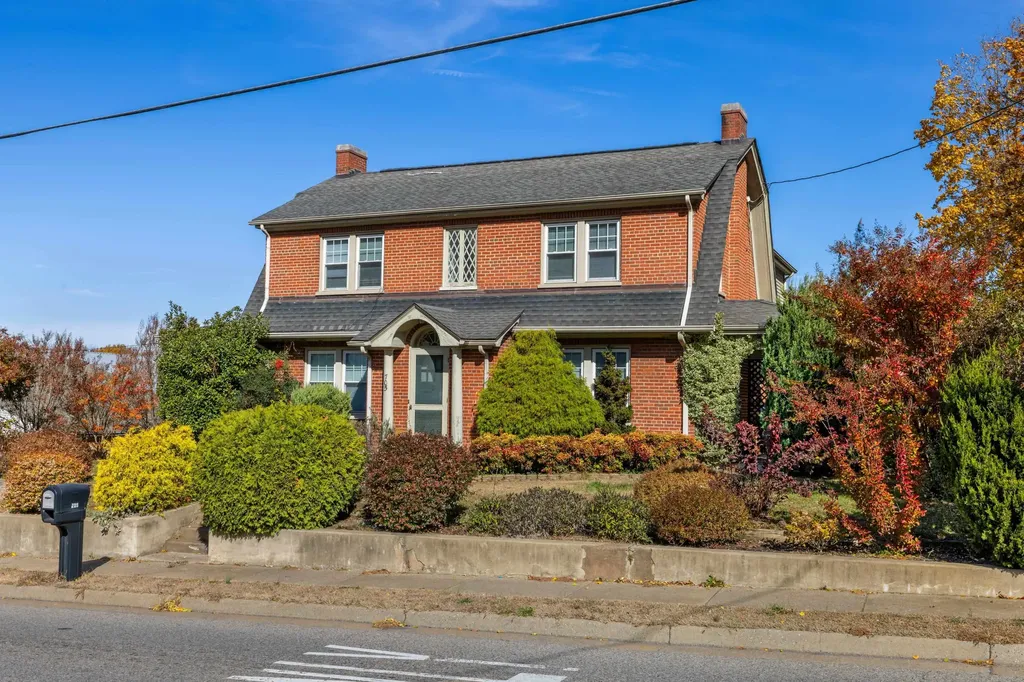 705 Richmond Avenue Staunton VA 24401