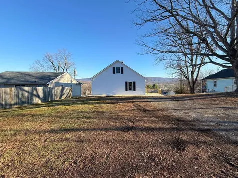 909 Grayson Avenue Waynesboro VA 22980