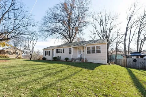 842 Maple Avenue Waynesboro VA 22980