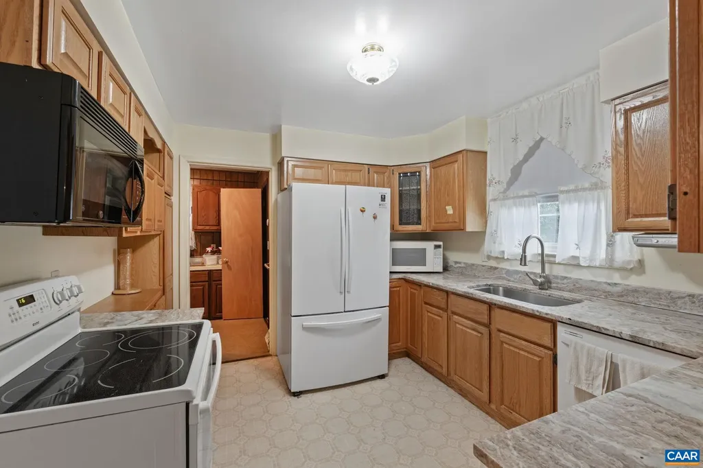 2037 Boston Road N Troy VA 22974