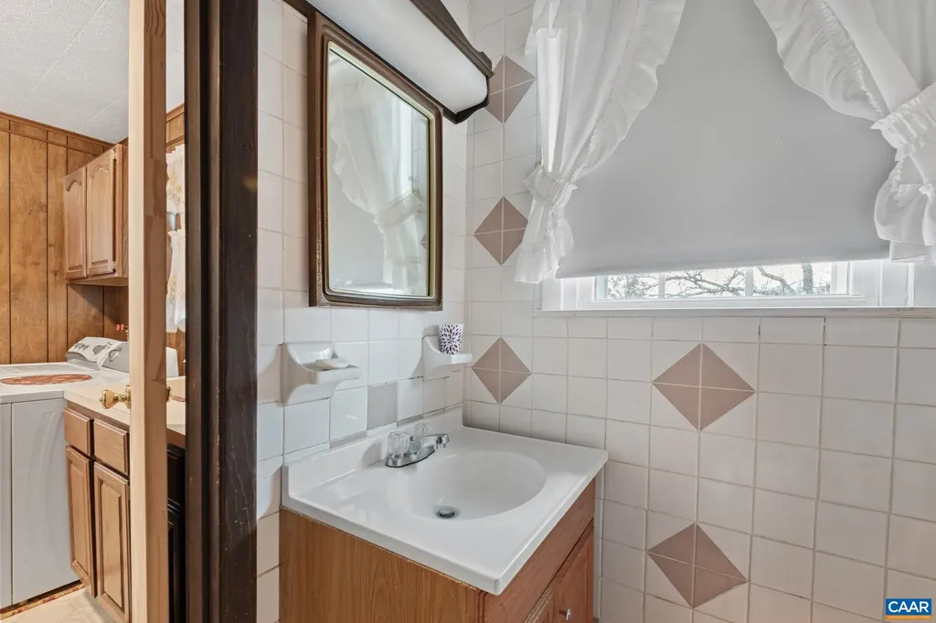 2037 Boston Road N Troy VA 22974