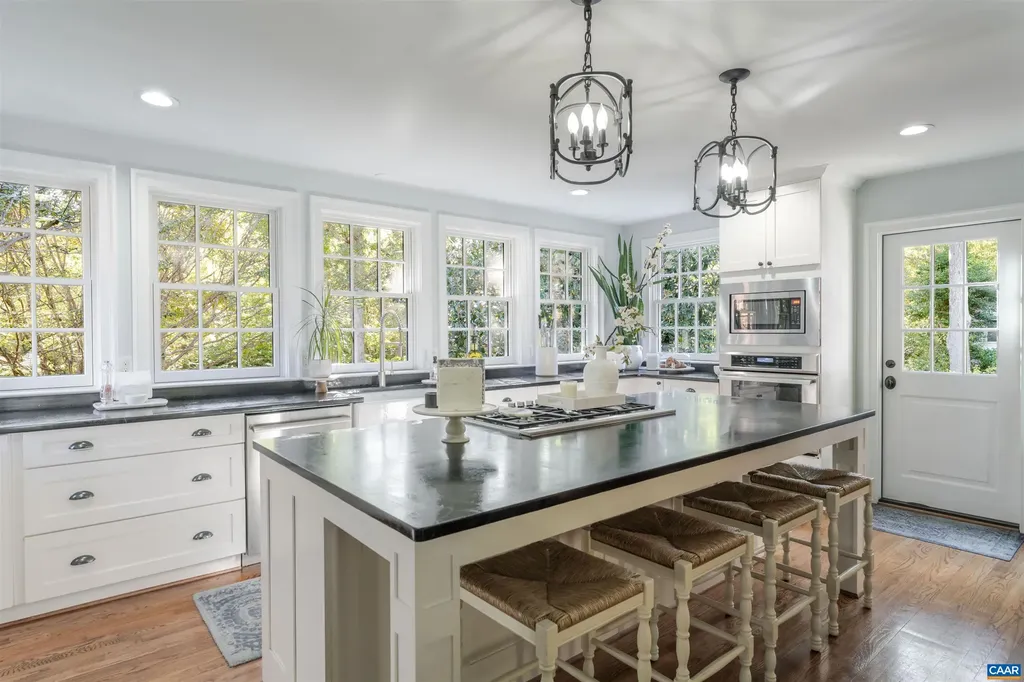 3359 Marsden Point Keswick VA 22947