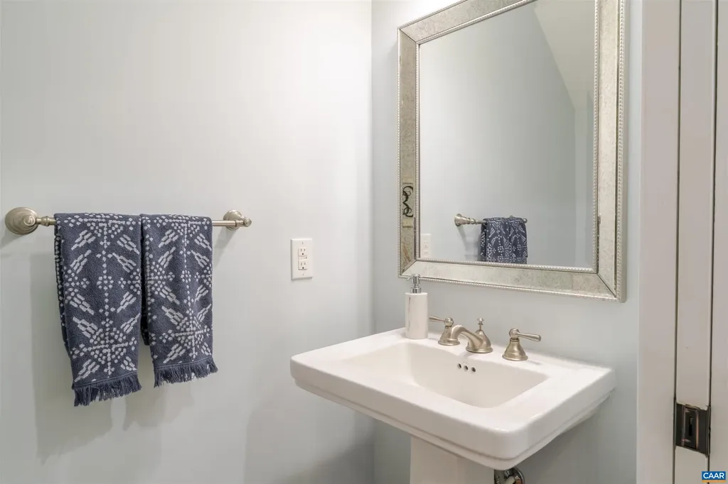 3359 Marsden Point Keswick VA 22947