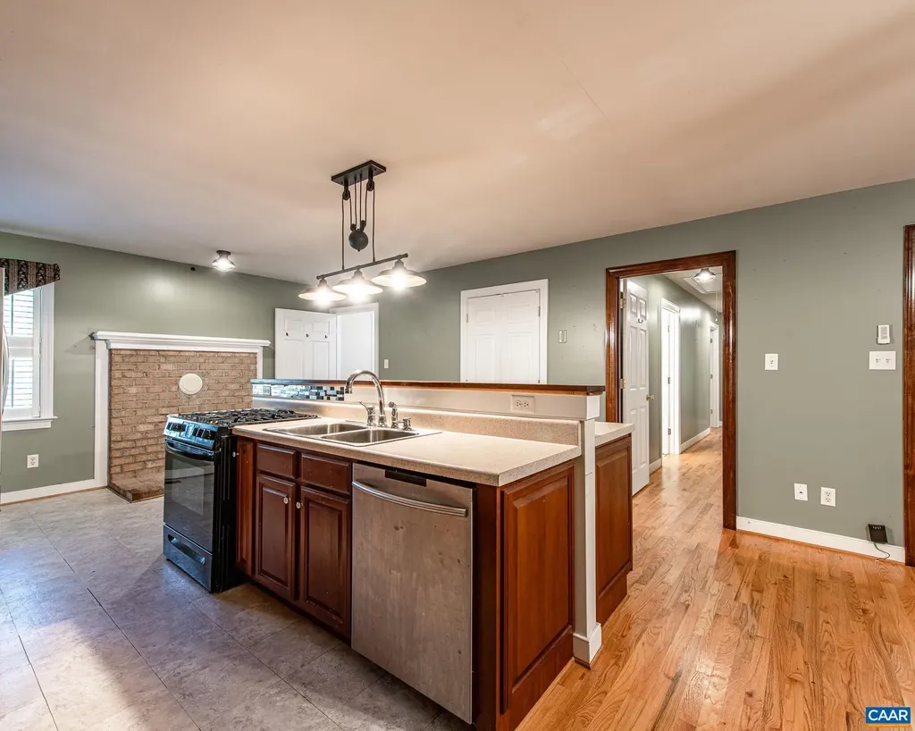 187 Curley Lane Bumpass VA 23024