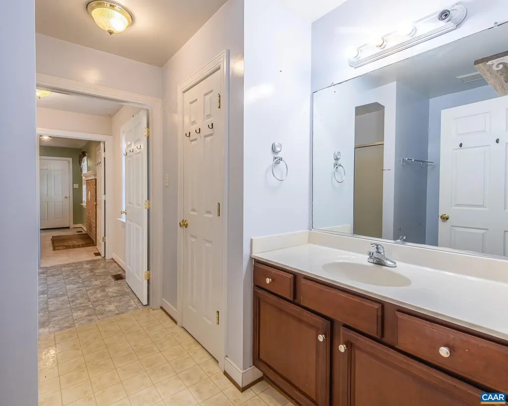 187 Curley Lane Bumpass VA 23024