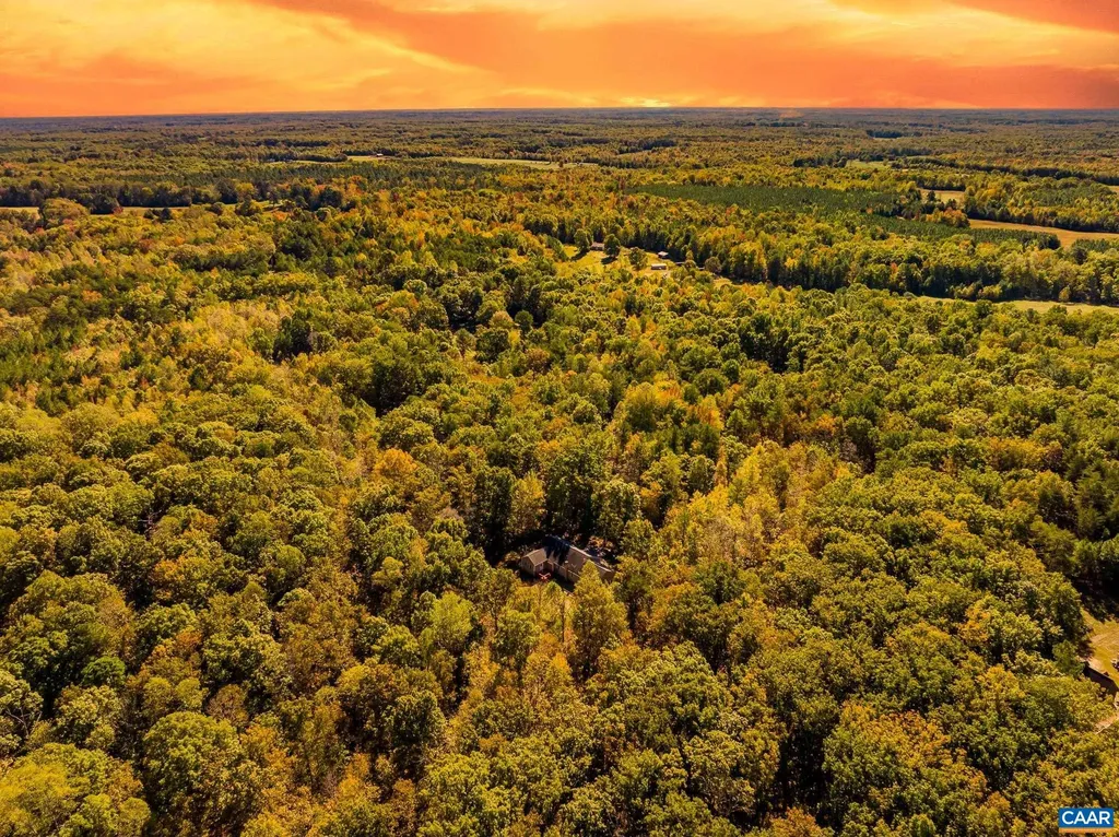 187 Curley Lane Bumpass VA 23024