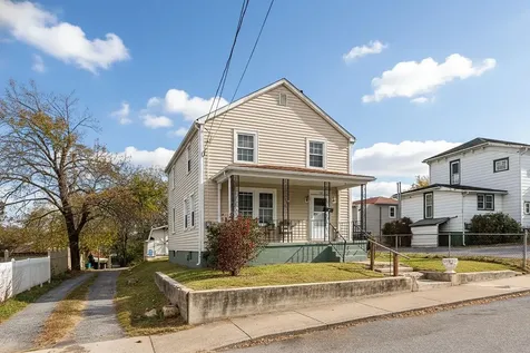 712 Nelson Street Staunton VA 24401