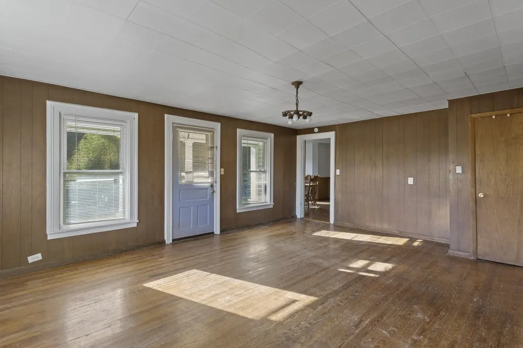 8 S Chestnut Avenue Craigsville VA 24430