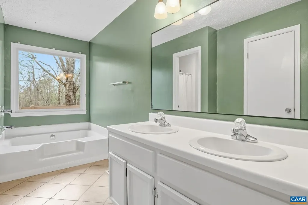 2325 Martin Kings Road Scottsville VA 24590