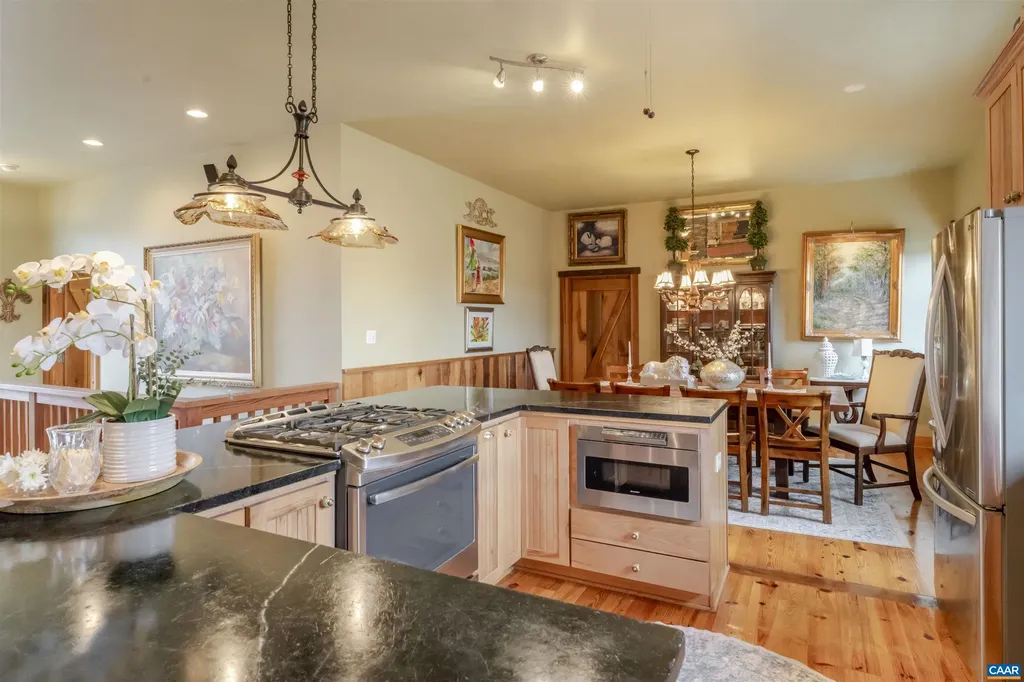 9225 Howardsville Turnpike Schuyler VA 22969