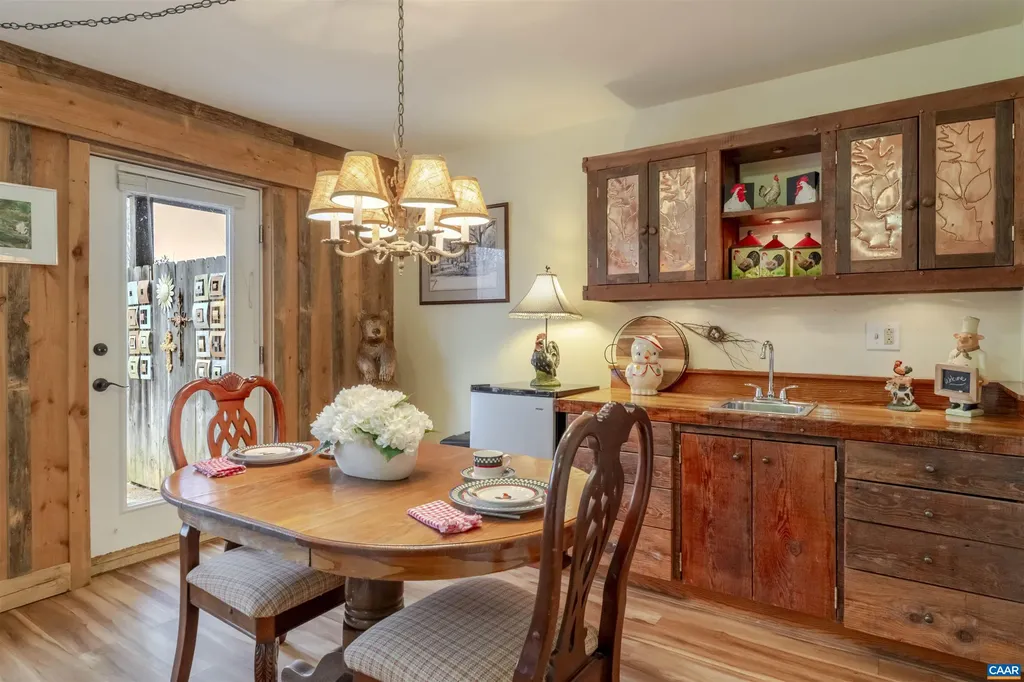 9225 Howardsville Turnpike Schuyler VA 22969