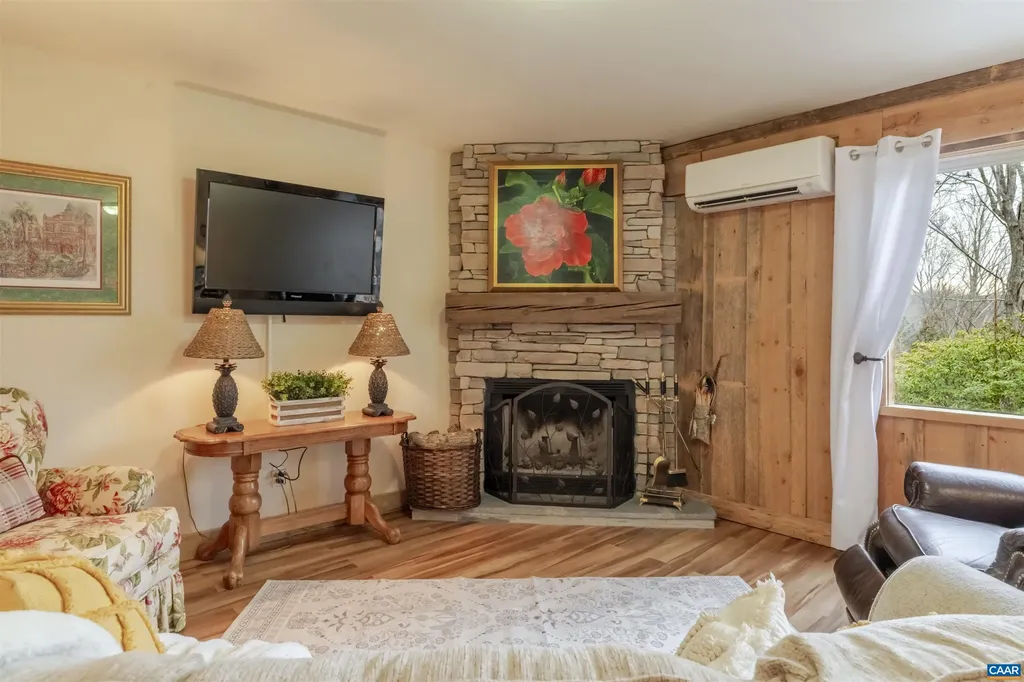 9225 Howardsville Turnpike Schuyler VA 22969