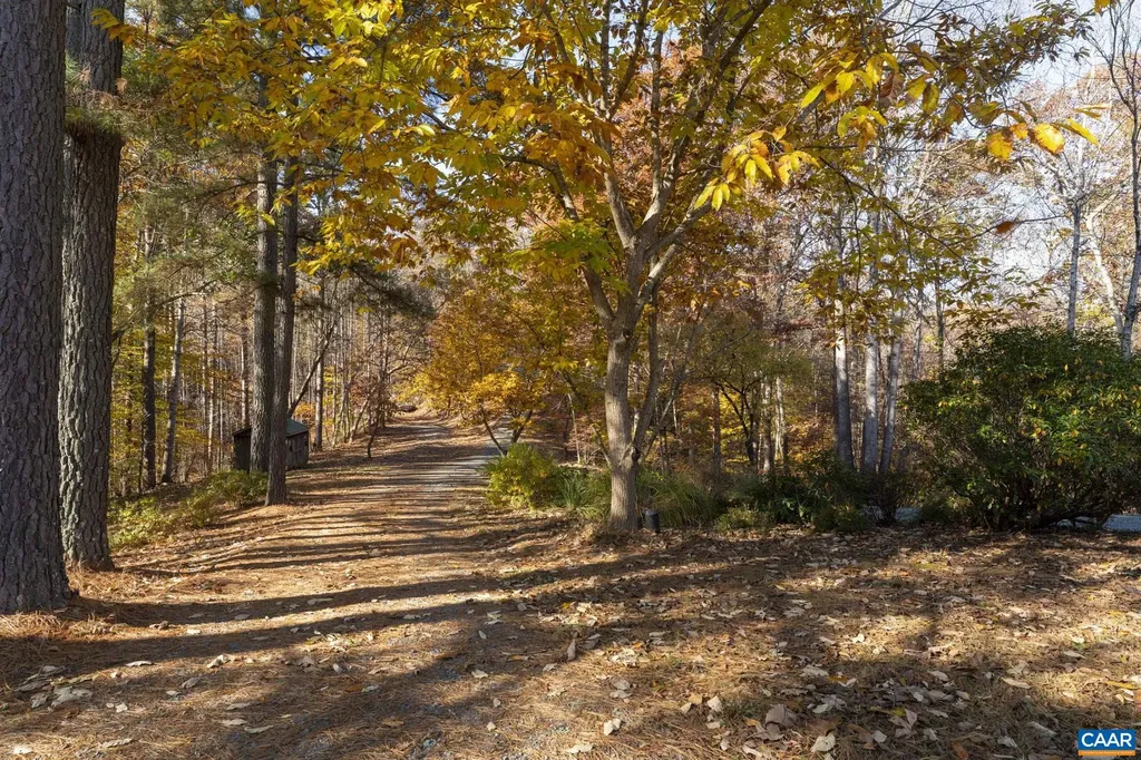 9225 Howardsville Turnpike Schuyler VA 22969