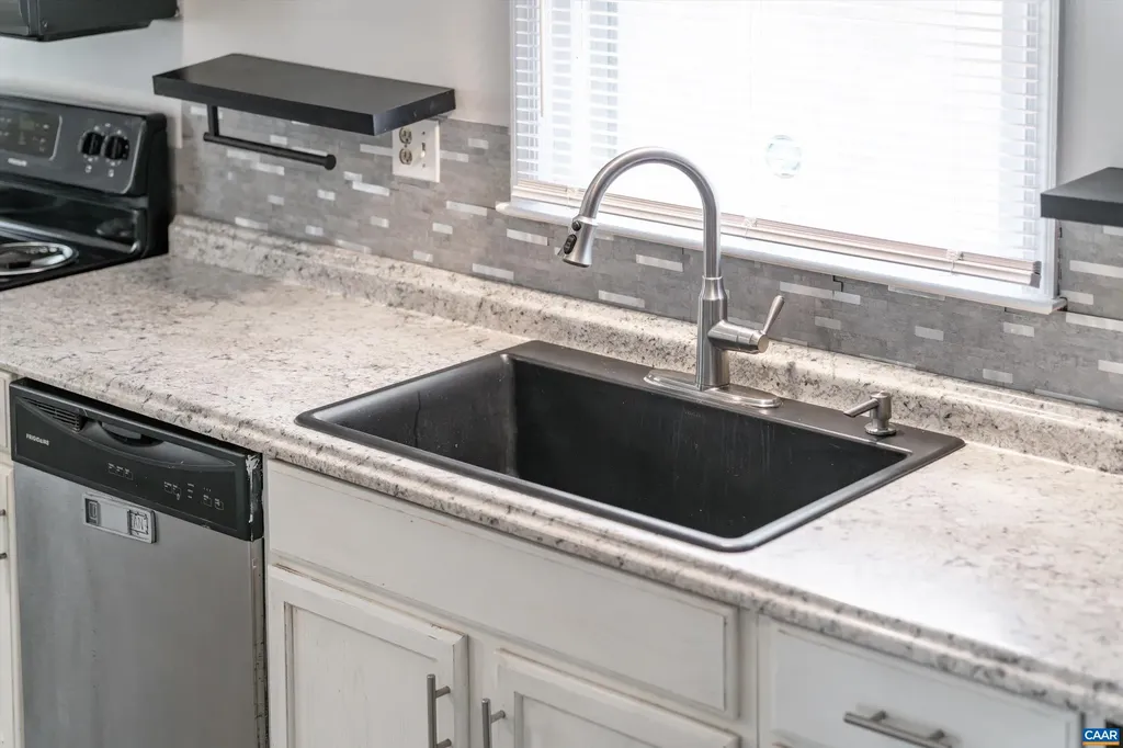 9 Pleasant View Terrace Palmyra VA 22963