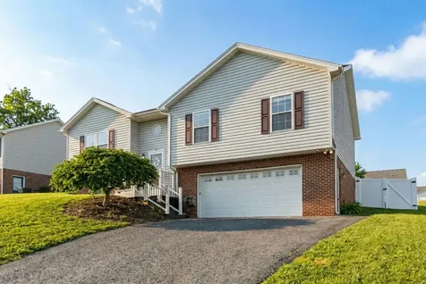 702 Stonewall Circle Staunton VA 24401